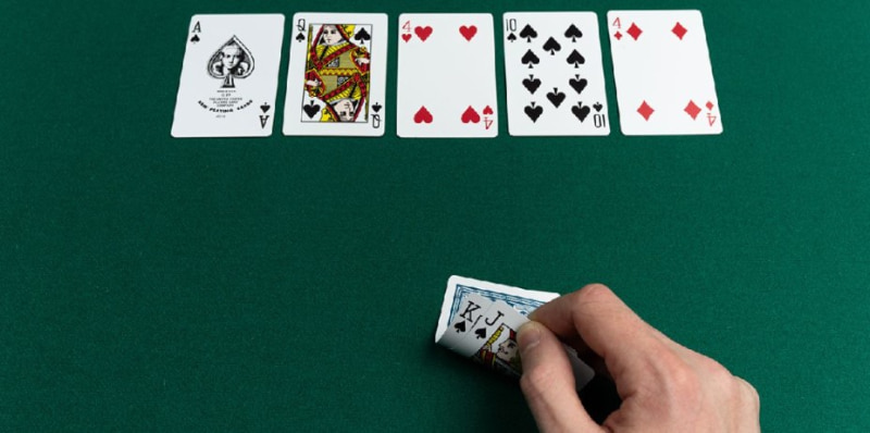 Poker 7 lá là phiên bản cao cấp hơn của trò chơi 5 lá